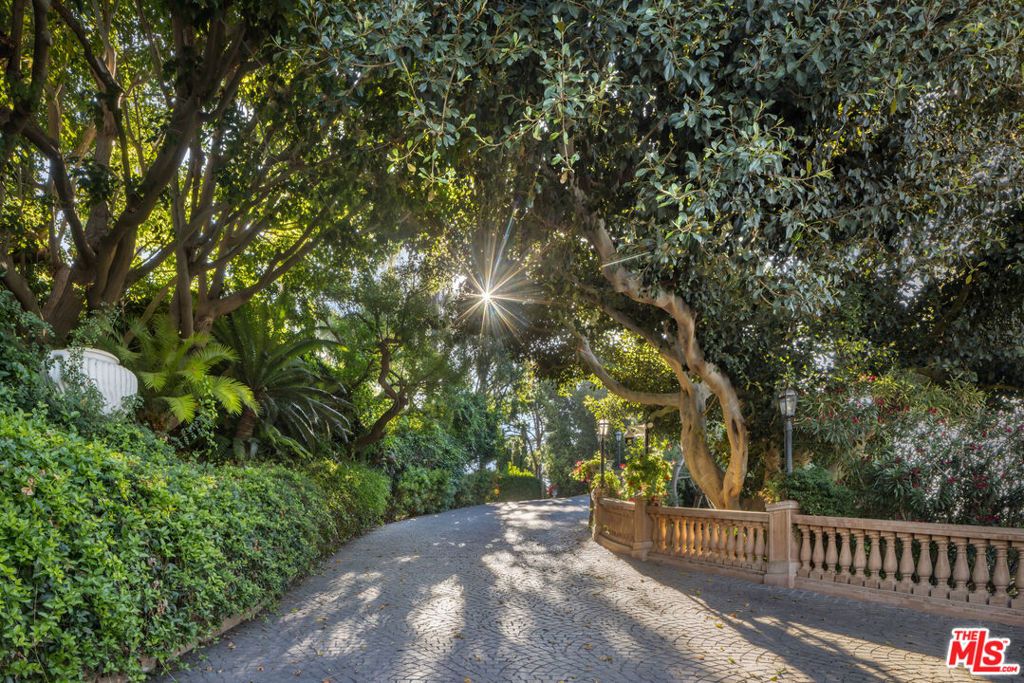 Photo of 1005 Bel Air Court, Los Angeles, CA 90077 (MLS # 25593139)