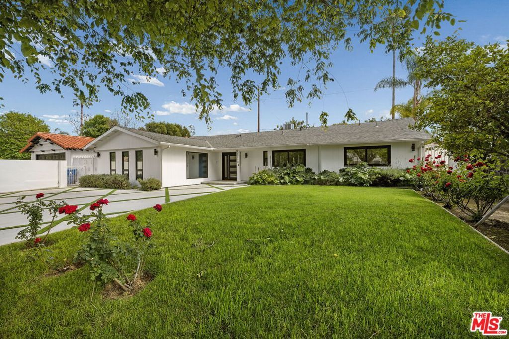 Photo of 23110 Bigler Street, Woodland Hills, CA 91364 (MLS # 26729901)