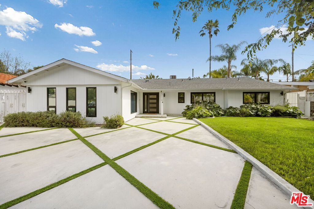 Photo of 23110 Bigler Street, Woodland Hills, CA 91364 (MLS # 26729901)