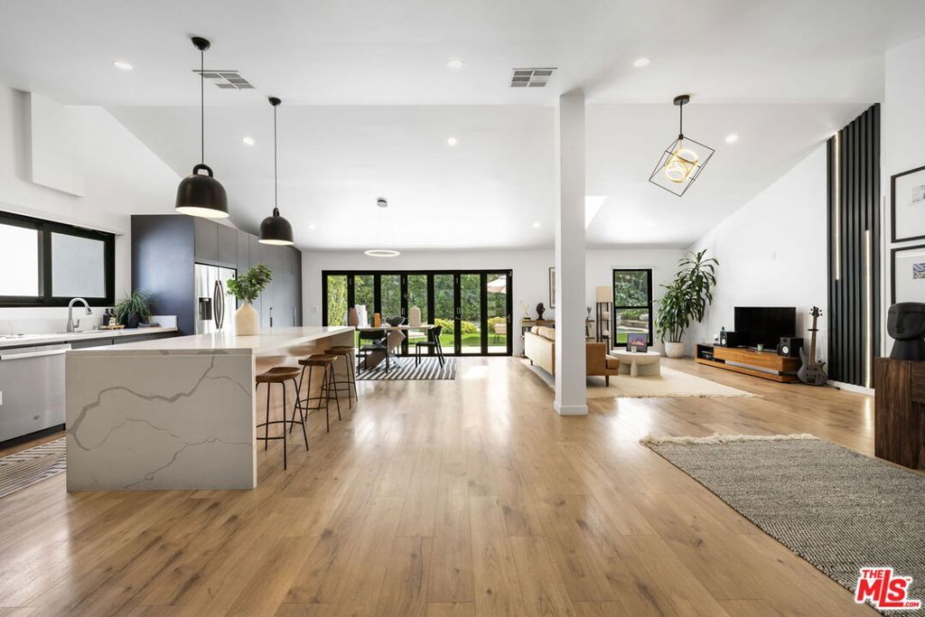 Photo of 23110 Bigler Street, Woodland Hills, CA 91364 (MLS # 26729901)