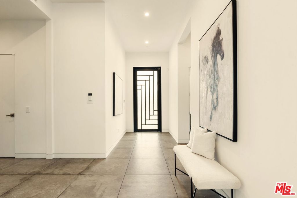 Properties 1 458 S Mansfield Avenue