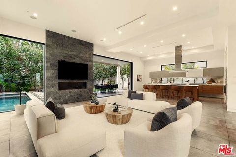 Photo of 458 S Mansfield Avenue, Los Angeles, CA 90036 (MLS # 26641013)