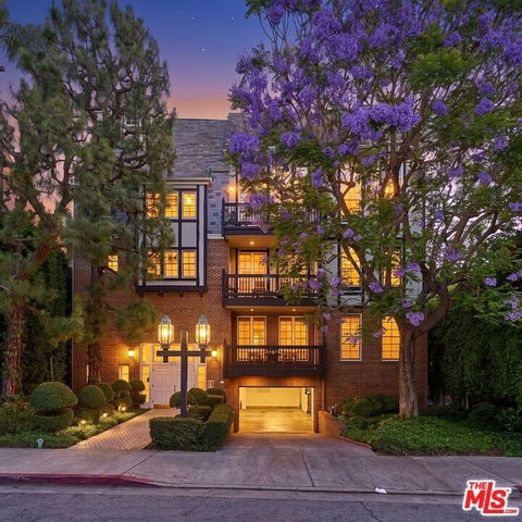 Photo of 420 S Barrington Avenue #102, Los Angeles, CA 90049 (MLS # 26990699)