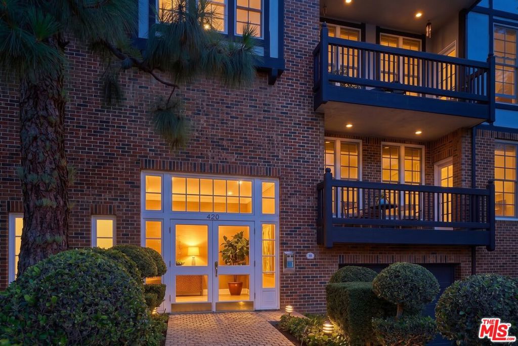 420 S Barrington Avenue 102