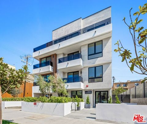 Photo of 1414 1/2 S Beverly Dr Dr #102, Los Angeles, CA 90035 (MLS # 25623751)