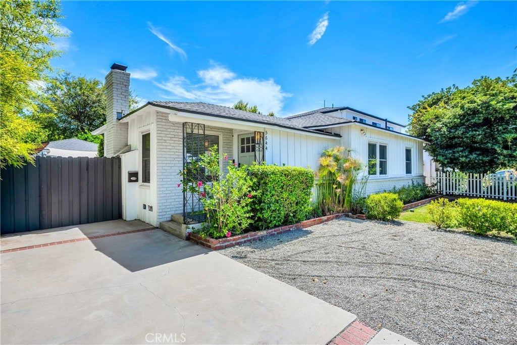 Photo of 5644 Tobias Avenue, Sherman Oaks, CA 91411 (MLS # SR26183102)