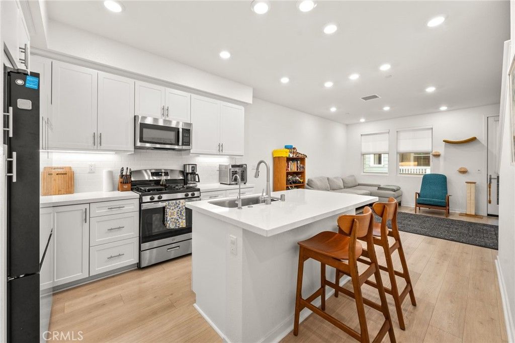 Photo of 16428 Whittier Blvd #6 Blvd, Whittier, CA 90603 (MLS # PW25263502)