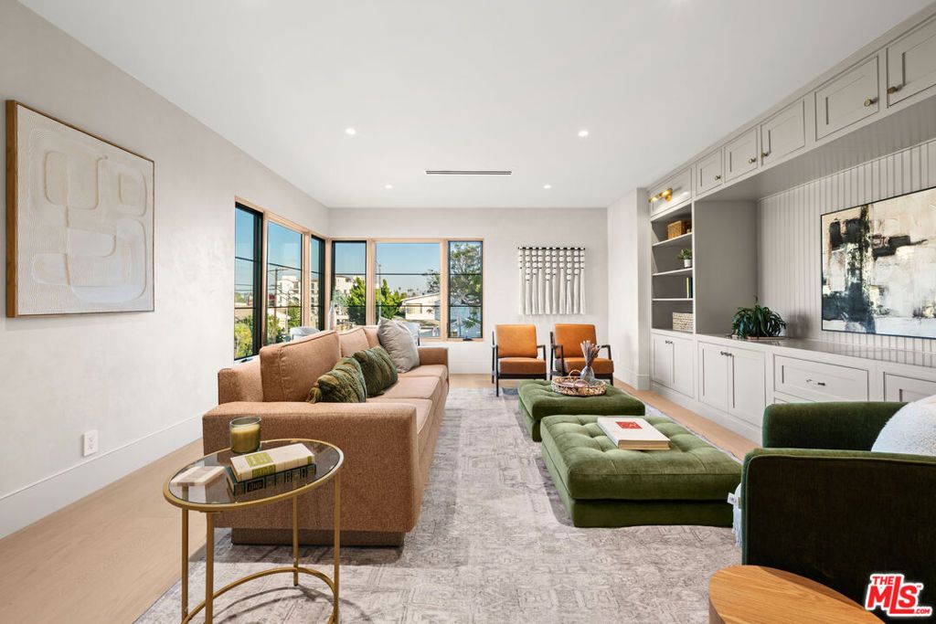 Photo of 5154 W 12th Street, Los Angeles, CA 90019 (MLS # 25624269)