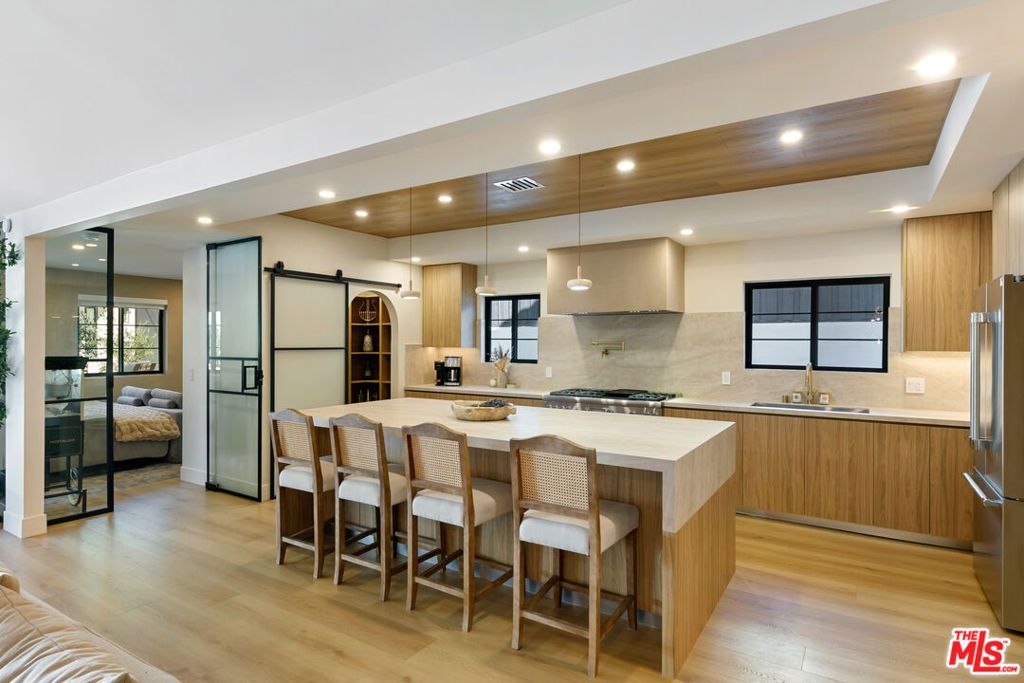 Photo of 22269 Avenue San Luis, Woodland Hills, CA 91364 (MLS # 25589395)