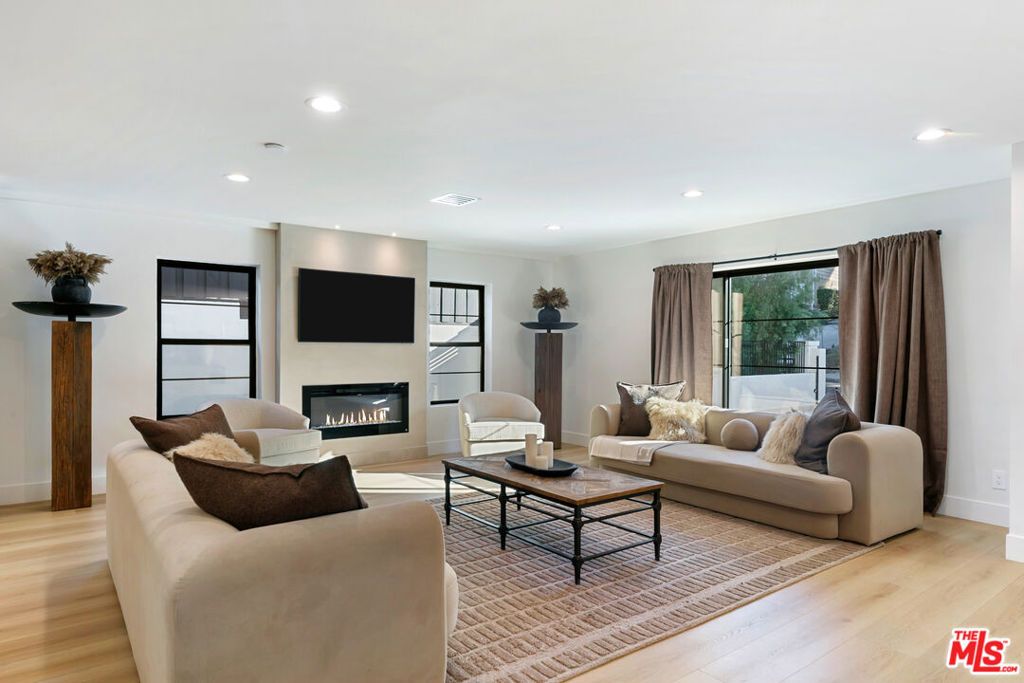 Photo of 22269 Avenue San Luis, Woodland Hills, CA 91364 (MLS # 25589395)