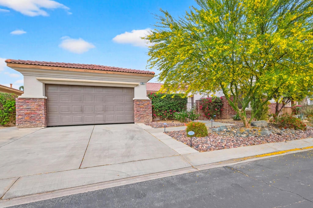 120 Tesori Drive