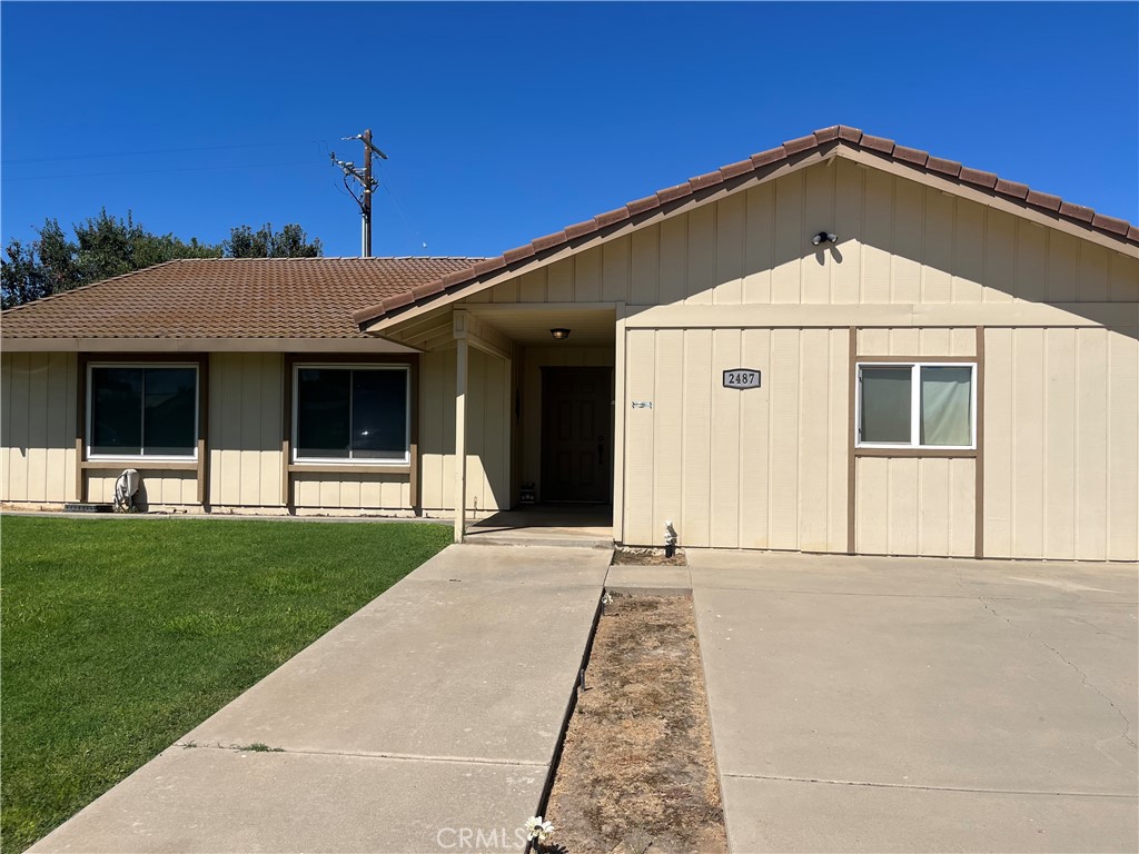 Nice and Clean 3 bedroom, 2 bathroom home with a spacious bonus room.
This 1,836 square foot home is on a 7,844 square foot corner lot. The front and back yards are fully fenced with a gate in the back for RV/extra vehicle parking. There is also a detached exterior shop/building that is approximately 12x16, which has water and electricity.