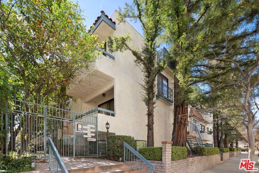 Boasting over 2,600 square feet of exquisite living space, this townhome seamlessly blends modern elegance with comfort. Highlights include gleaming hardwood floors, recessed lighting, and an open-concept layout with soaring ceilings. The gourmet kitchen is a chef's dream, featuring ample cabinetry, granite countertops, and premium stainless steel appliances. The luxurious primary suite offers a spacious walk-in closet, while additional perks include an attached garage and generous storage. Ideally situated within walking distance of Ventura Blvd., this home offers the perfect combination of style and convenience.