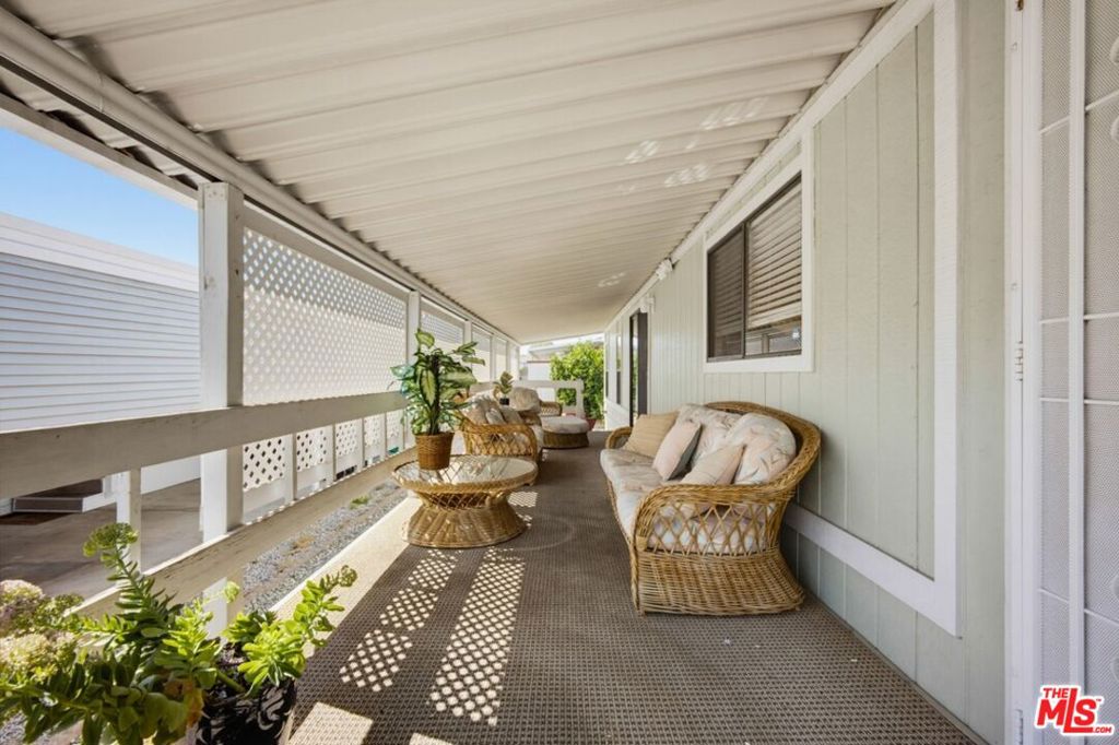 1300 W Menlo Avenue 222