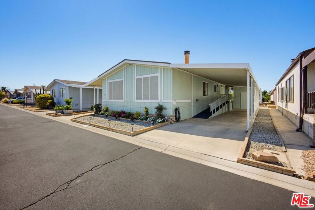1300 W Menlo Avenue 222