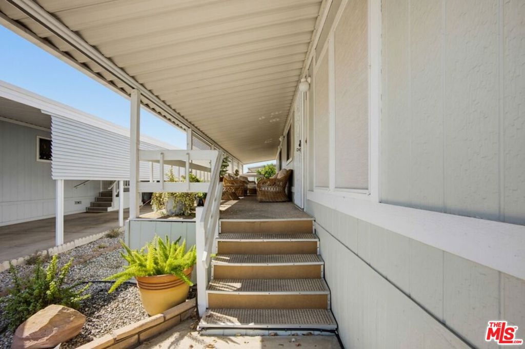 1300 W Menlo Avenue 222