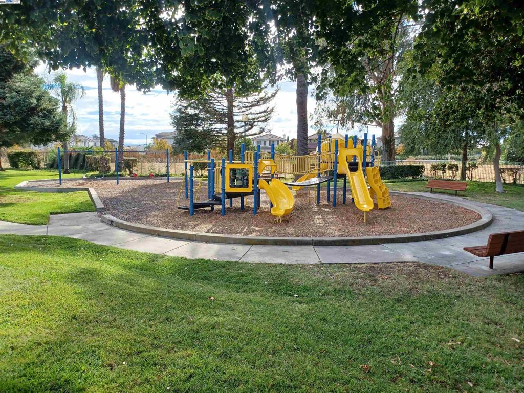 MERIDIAN COURT - Residential