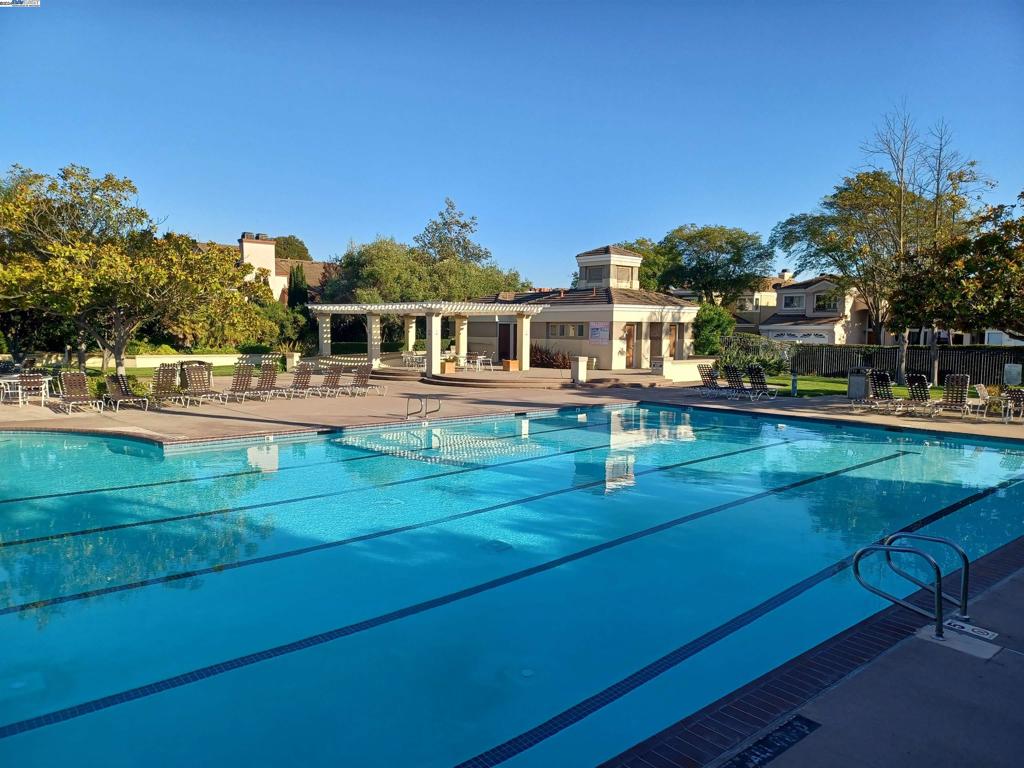 MERIDIAN COURT - Residential