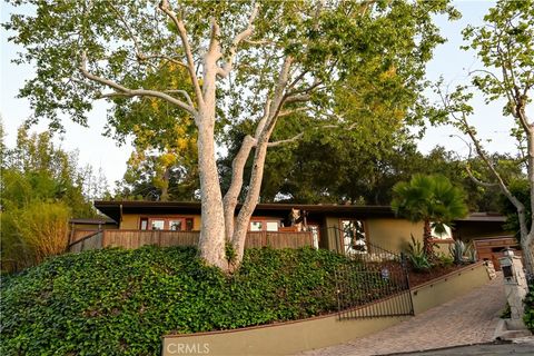 Photo of 15511 Woodcrest Drive, Sherman Oaks, CA 91403 (MLS # SR26072537)