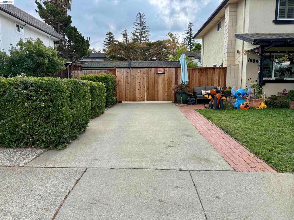 1809 De Vaca Way