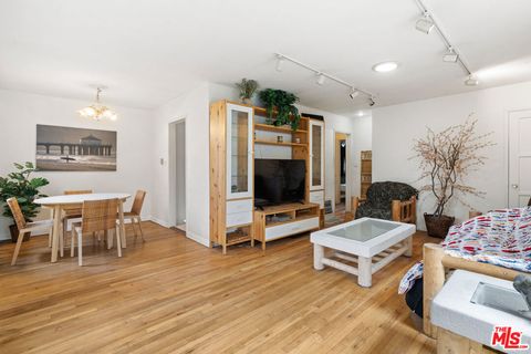 Photo of 420 Venice Way, Los Angeles, CA 90291 (MLS # 25545545) Photo of 420 Venice Way, Los Angeles, CA 90291 (MLS # 25545545)