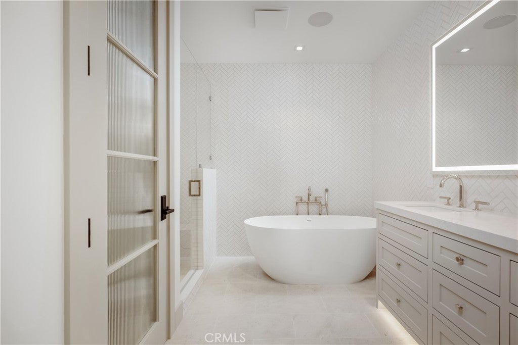 225 Diamond, Newport Beach CA 92662 - Photo 13