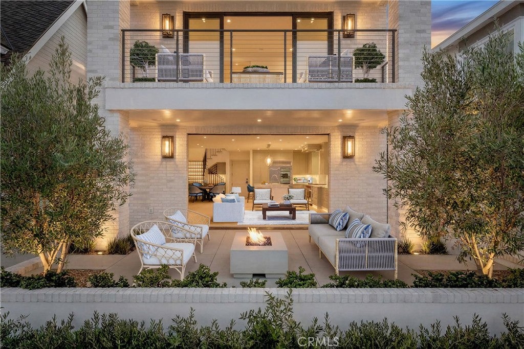 Photo of 225 Diamond AVE, Newport Beach, CA 92662 (MLS # NP26170033)