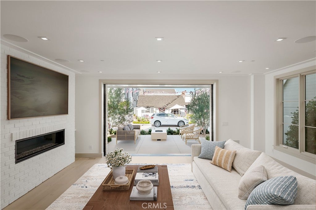 225 Diamond, Newport Beach CA 92662 - Photo 6