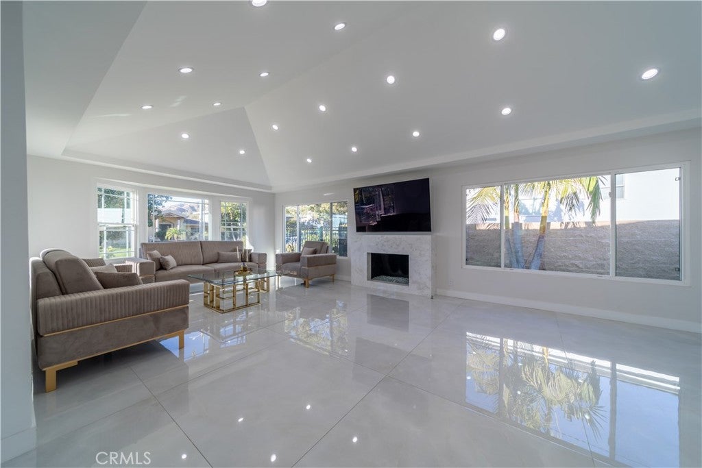 902 E WALNUT Avenue, Burbank CA 91501