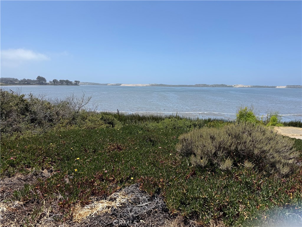 Beautiful location! Located on the bay side of Third street, near downtown Baywood Park. Enjoy the sunset and watch the boats float by toward the Baywood Pier. Restaurants and shopping nearby.