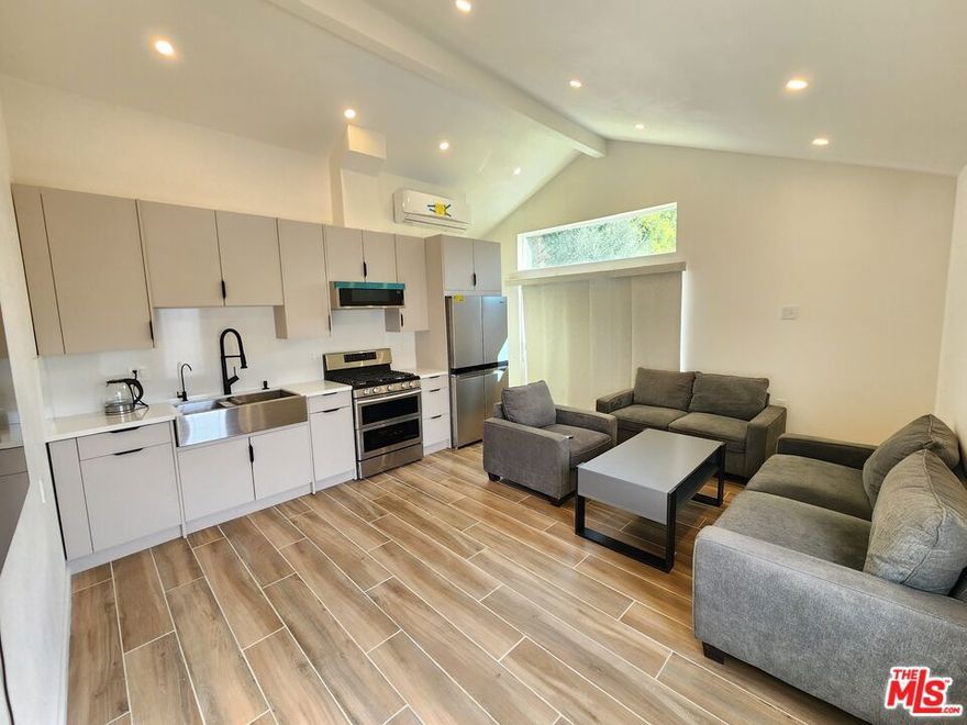 Beautiful and cozy NEW ADU guesthouse in Glendale. Step outside the front door and enjoy beautiful views of the mountains nearby. Washer and dryer included ALL UTILITIES INCLUDED