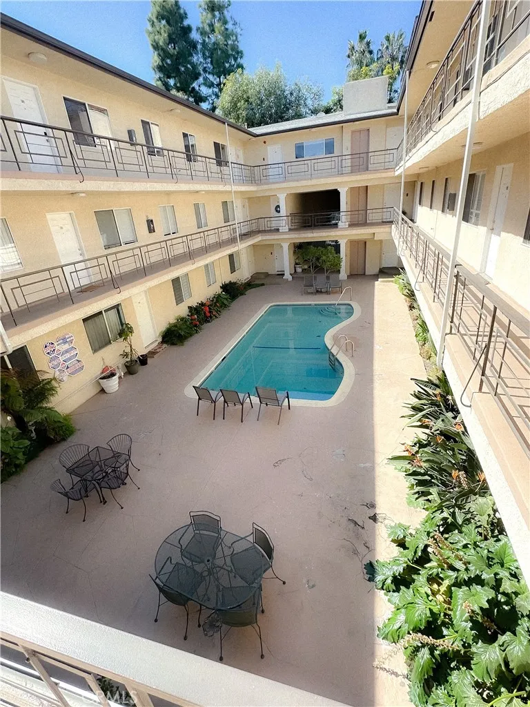 Sherman Oaks, California 91423, United States, 2 Bedrooms Bedrooms, ,2 BathroomsBathrooms,Residential,Active,85422
