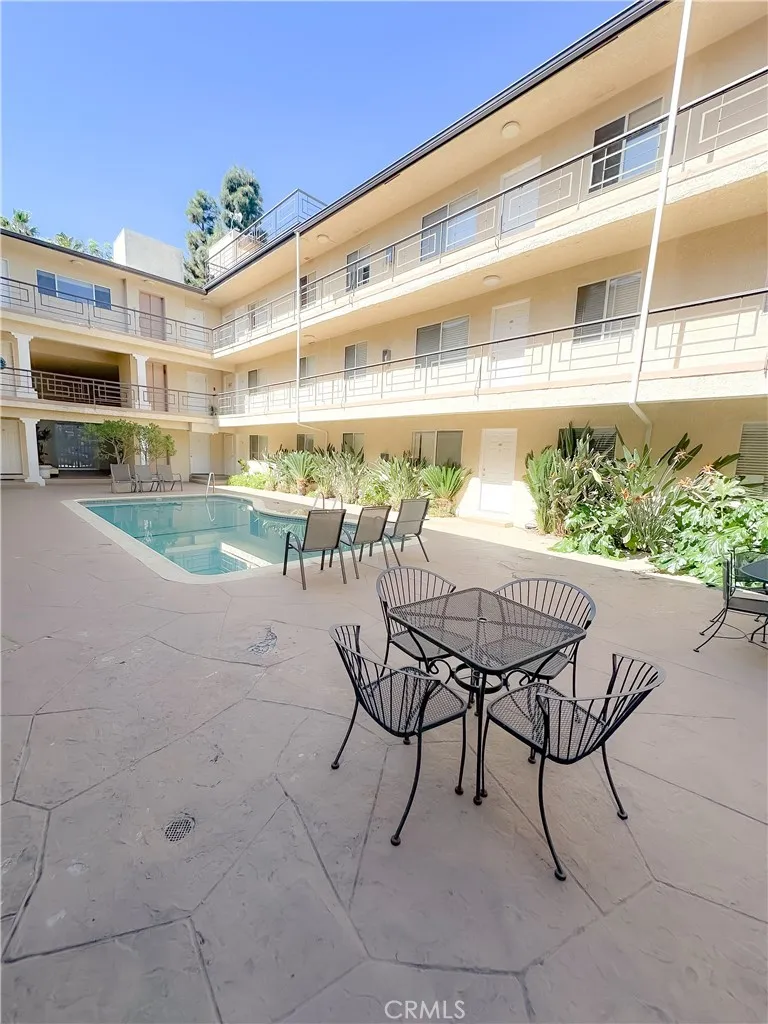Sherman Oaks, California 91423, United States, 2 Bedrooms Bedrooms, ,2 BathroomsBathrooms,Residential,Active,85422
