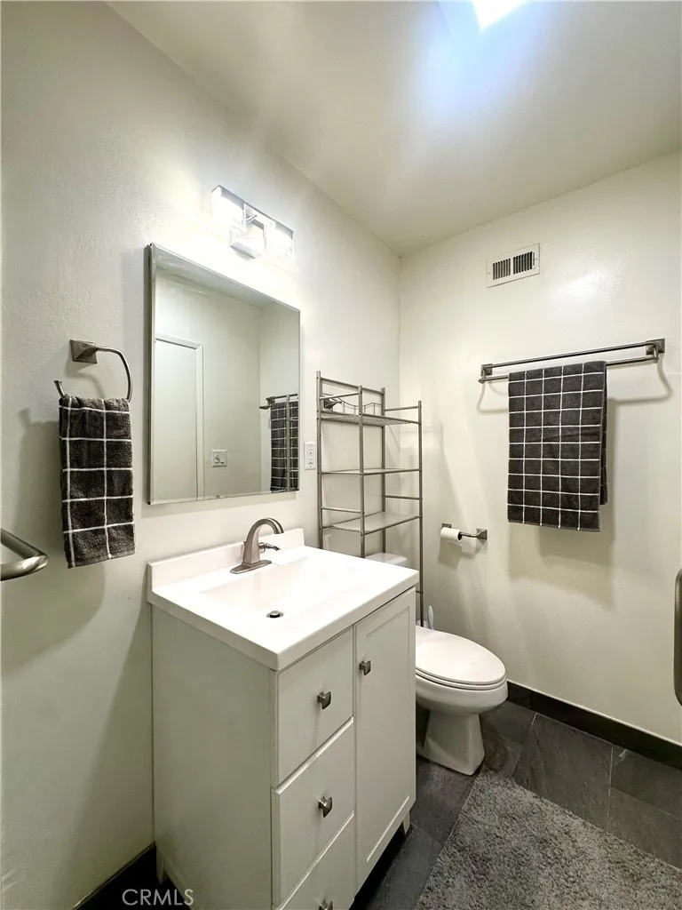 Sherman Oaks, California 91423, United States, 2 Bedrooms Bedrooms, ,2 BathroomsBathrooms,Residential,Active,85422