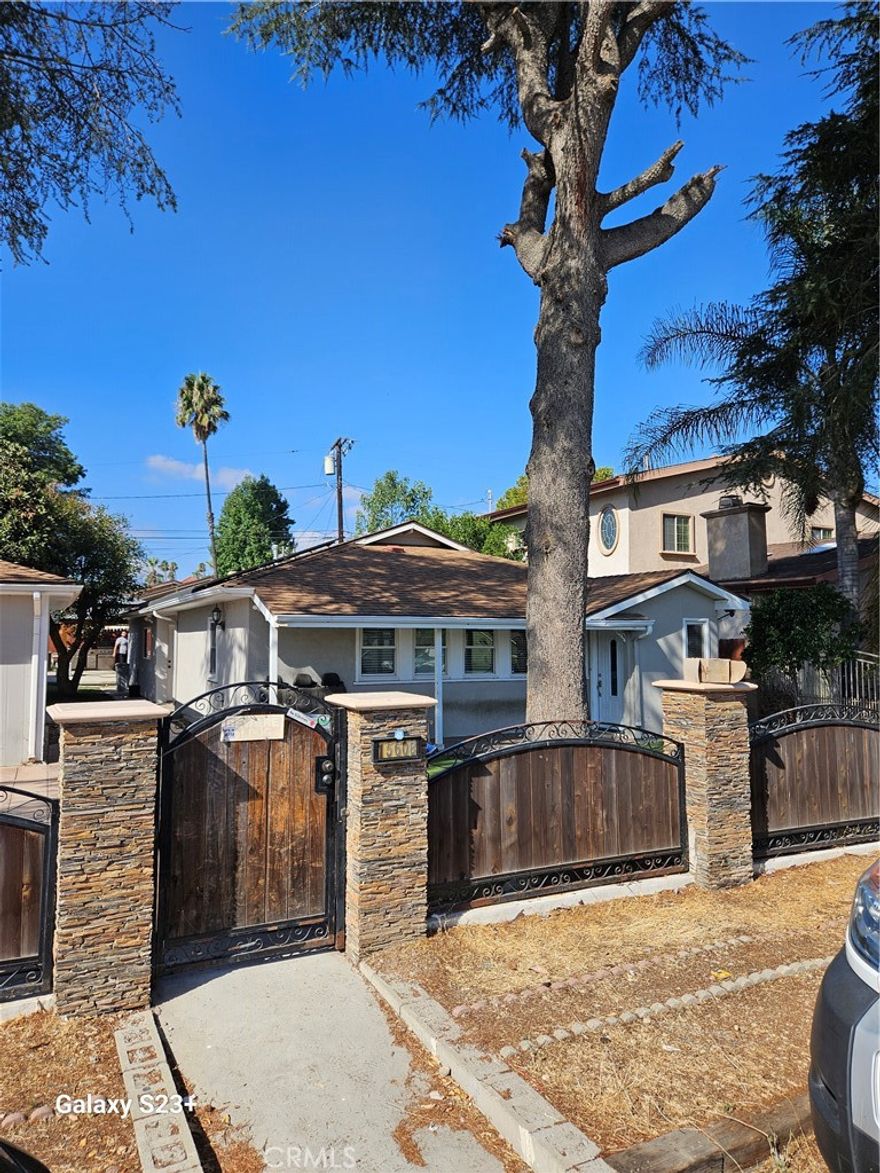 Beautifully Remodeled 4 bedroom and 3 bath home with New Kitchen, New bathroom. back yard with Hot tub.

Near the Los Serranos Country Club and easy access to shopping center and schools.