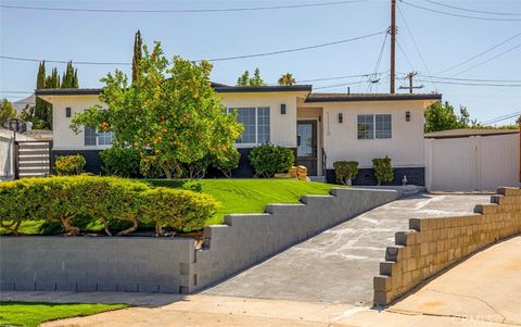 Photo of 11110 Odell Ave, Sunland, CA 91040 (MLS # SR26039107)