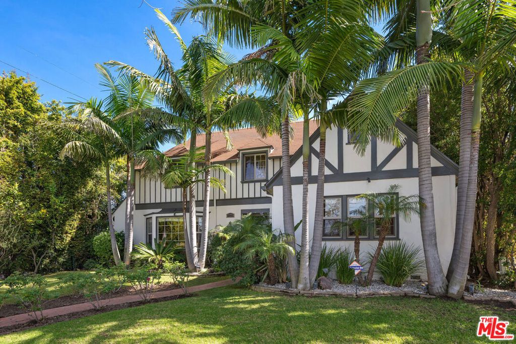 Photo of 1174 Carmona Avenue, Los Angeles, CA 90019 (MLS # 26647631)