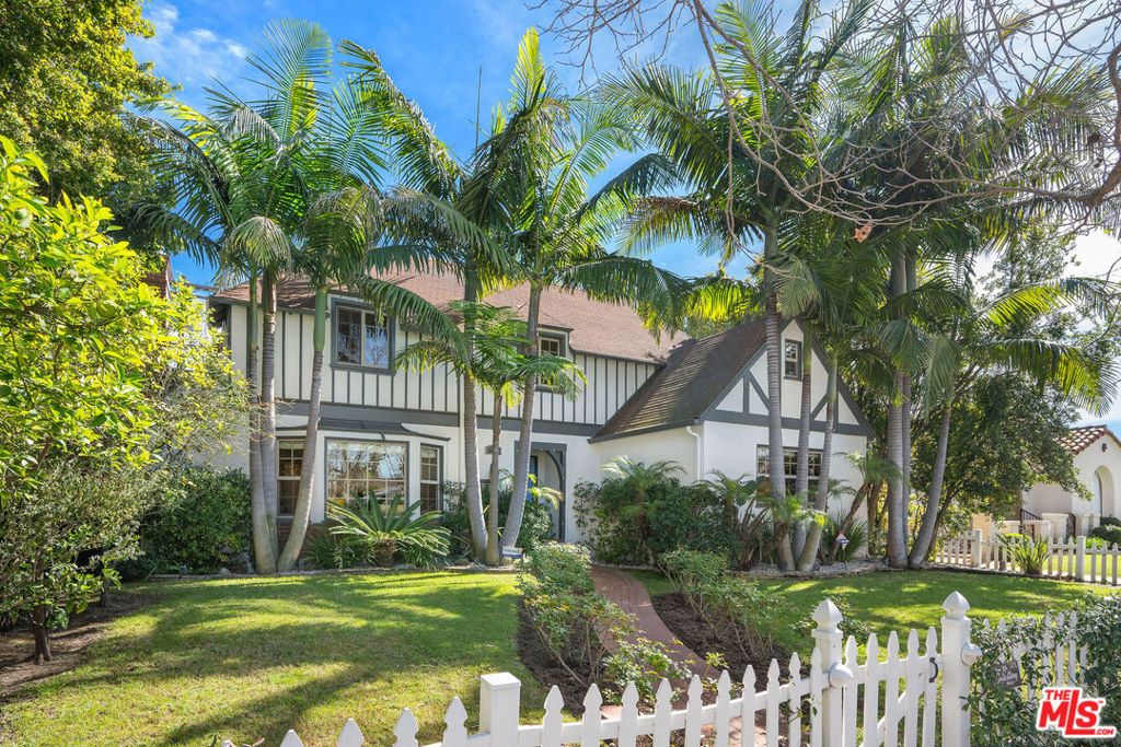 Photo of 1174 Carmona Avenue, Los Angeles, CA 90019 (MLS # 26647631)