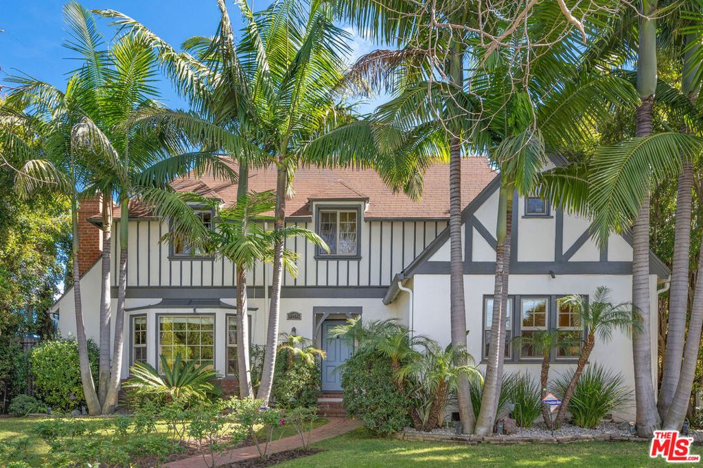 Photo of 1174 Carmona Avenue, Los Angeles, CA 90019 (MLS # 26647631)