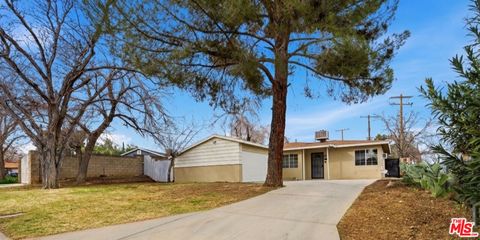 Photo of 321 E Avenue R11, Palmdale, CA 93550 (MLS # 26653233)