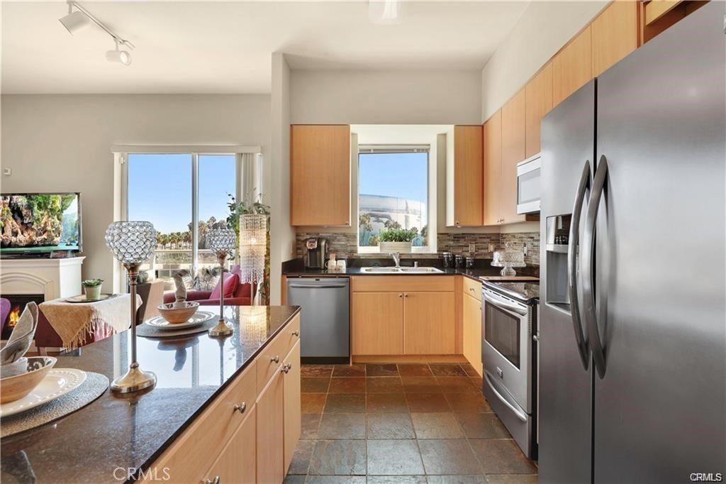 1 BED + 1 BATH + 1 PARKING SPACE + OCEAN VIEW + CORNER UNIT + L SHAPE GLASS BALCONY + WIFI!
YOU DON’T HAVE TO BE AN ARTIST TO PAINT THIS OCEAN VIEW PICTURE. YOU CAN BUY IT AND ITS YOURS EVERY DAY! RARE CORNER LOCATION OCEAN & CITY VIEWS FROM A LARGE L SHAPE GLASS BALCONY! TREAT YOURSELF WITH OCEAN VIEWS FROM EVERY ROOM! Indulge and Experience Resort Style Living! High 9ft+ ceilings! Ocean, Coast, Marina, Queen Mary, City and Grand Prix Views! Open spaced kitchen with stainless steel appliance package, upgraded back-splash granite island and counter-tops. Beautiful luxurious upgraded light fixtures, custom paint on walls and baseboards. Bedroom Retreat has a walk-in closet. On-suite Bathroom Closet has full size washer and dryer with storage shelves.
Welcome the highly sought after AQUA Community! Complimentary guest parking. FIOS Internet included in HOA dues. Cement walls for ultimate privacy of neighbors. Building offers a 24 hour concierge, pool, Jacuzzi, sauna, gym, club room w/ lounge area & full kitchen. Bike rooms and onsite HOA. 0-5 blocks away from everything!-Promenade, beach, boardwalk, restaurants, museums, grocery stores, shopping, freeways & entertainment, farmers markets, annual Grand Prix, The Pike, Nike, H & M outlets, marina, Queen Mary, jet skis, boat rentals, paddle boarding, Pine Ave, Belmont Shores & more!