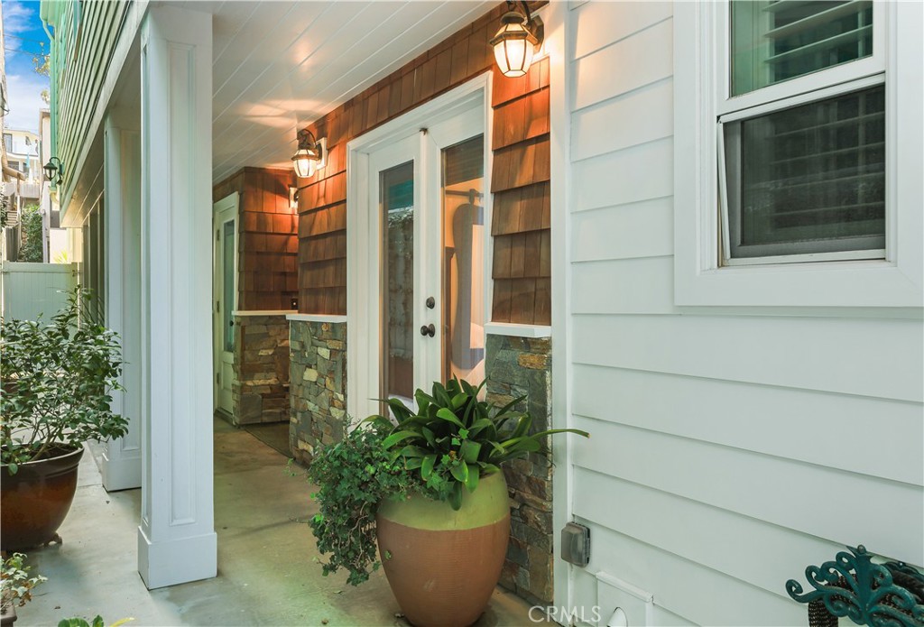 Corona del Mar North of PCH (CNHW) - Residential