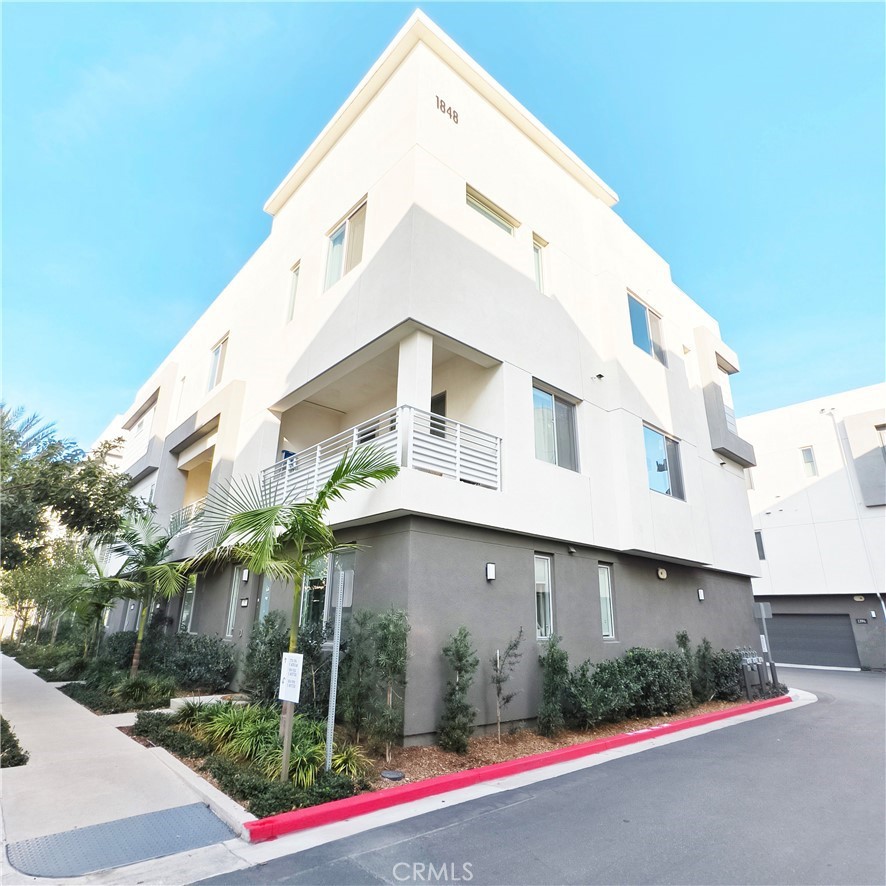 Best location in Platinum Tringle Anaheim. A comfortable living space in this centrally located new condo. 3 levels, 4 bedroom, 3.5 bathroom, corner-unit shared one wall at Sol in the A-town. A convenient main floor suite with a full bathroom, large primary suite with a walk-in closet, dual vanity primary bathroom, and 2 additional bedrooms. Brand new laminate floor and fresh paint though out, Abundant nature light, Professional Scandinavian design, cozy and elegant with quality furnished and memory foam mattresses. A real home away from your home with moving in condition. Cable as personal choice, plus 4 smart TV and speed internet
The heart of the home is the open floor plan. The direct access to a 2-car garage. For those who enjoy the Southern California lifestyle, this location is unparalleled. Nestled near the excitement of Angel Stadium by walking distance, the magic of Disneyland and Chapelmen University "School bus station" , entertainment options are endless. The HOA's resort-style amenities include a sparkling pool, spa, and BBQ grill area.
$5200, Including furniture and accessories, but not including utilities and cable.