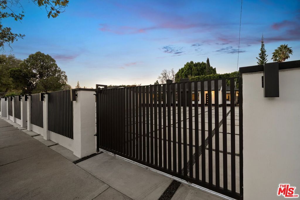 Photo of 14011 Magnolia Boulevard, Sherman Oaks, CA 91423 (MLS # 25620455)