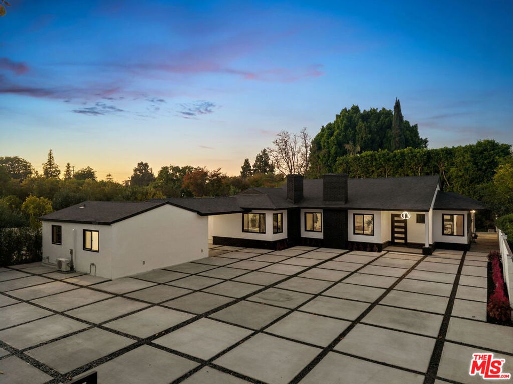 Photo of 14011 Magnolia Boulevard, Sherman Oaks, CA 91423 (MLS # 25620455)