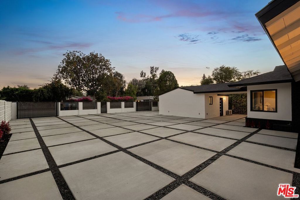 Photo of 14011 Magnolia Boulevard, Sherman Oaks, CA 91423 (MLS # 25620455)