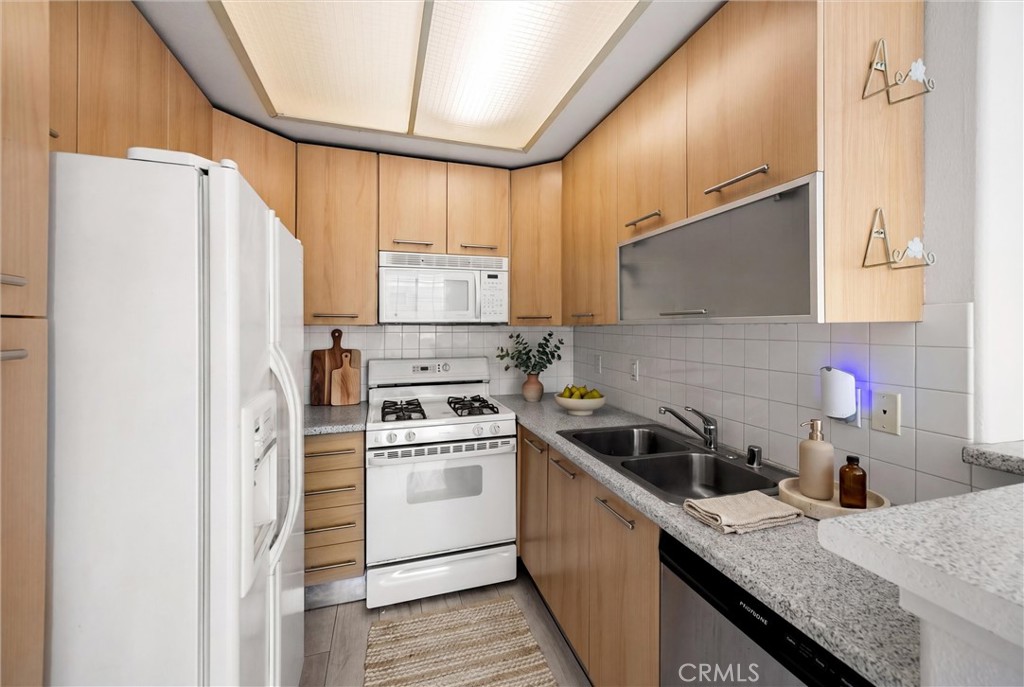 7122 La Tijera Boulevard H101