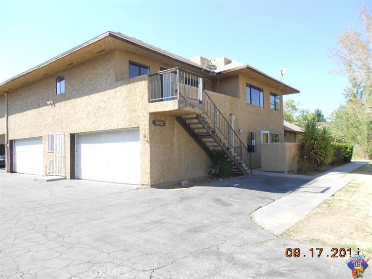 2 Bed 1.5 Bath Apartment with Two car garage.
This property features wood floors, new paint, stove, dishwasher, garbage disposal.
Close to Palmdale High School
Carpets have been changed since photos.