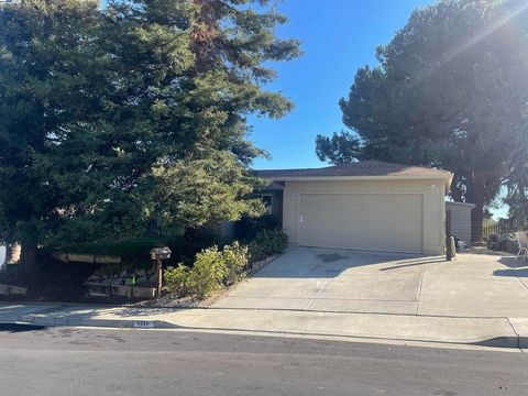 Photo of 2211 Mount Whitney Dr Dr, Pittsburg, CA 94565 (MLS # 41115330)
