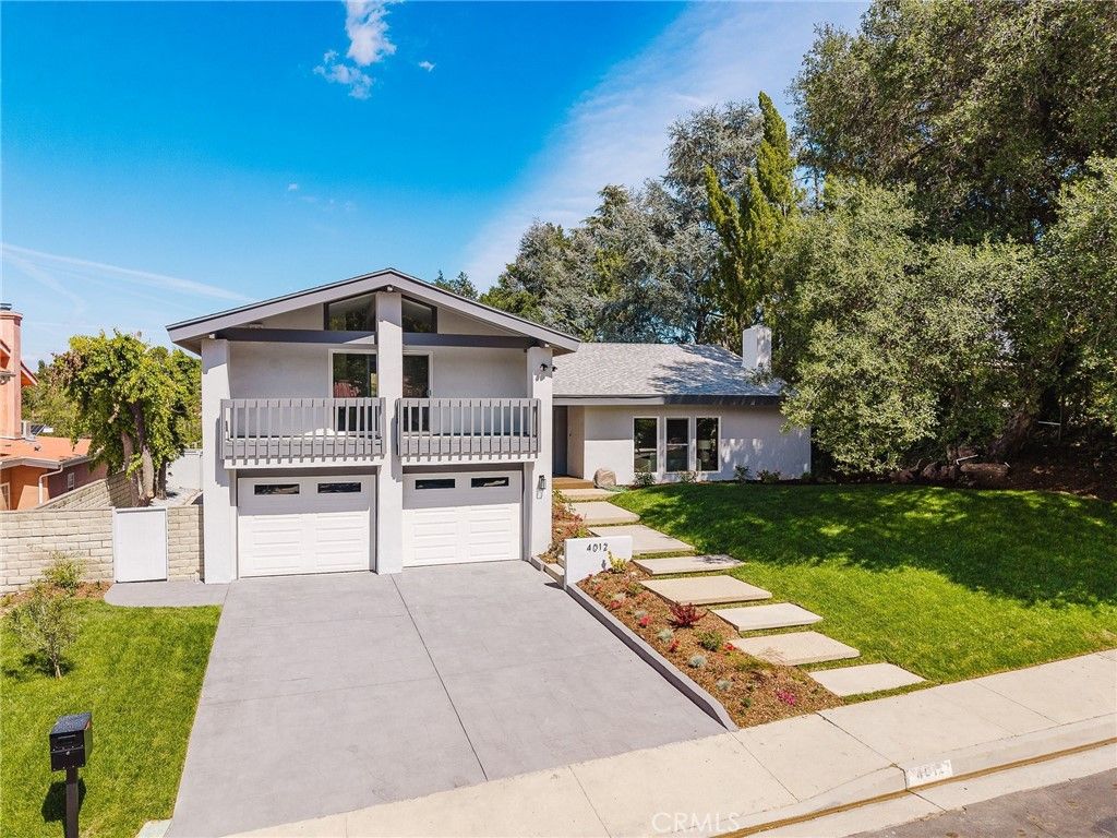 Photo of 4012 Ellenita Ave, Tarzana, CA 91356 (MLS # SR26088585)